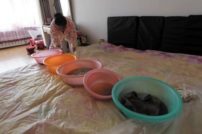 类乌齐楼上漏水，住户失联，小区没物管，业主维权难！律师来支招……
